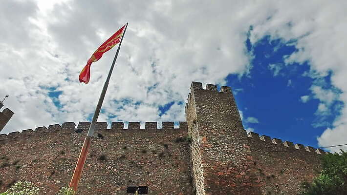 전통 유럽 종교 문화 여행 건축양식 자동차 자연 하늘 지붕 산 주택 풍경 사람없음 야외 빨간색 여름 파란색 컬러풀 탑 가을 바위 깃발 사찰 성 중세 언덕 타운 남쪽 고고학 마케도니아 발칸반도 옛날 전국 4K MOV 해외동영상 클립영상 건축물 계절 교육 건축 나라 육상교통 컬러 종교건축 건물 돌_바위 도시 역사 방향 생태계 동영상 파일형식 남유럽