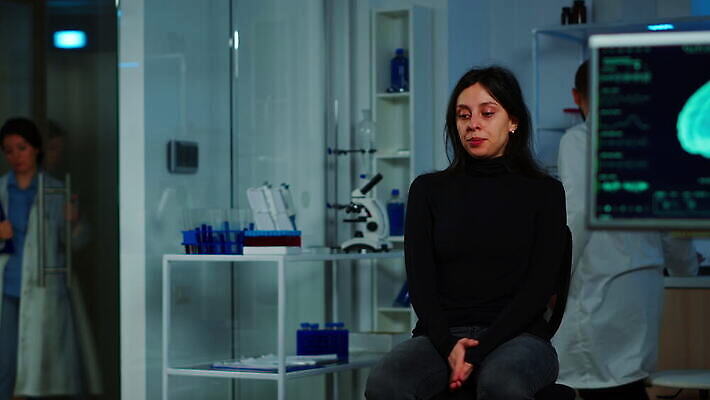 과학 건강 병원 실험 스터디 컴퓨터 약 머리 스크린 모니터 헤드폰 기계 장비 환자 의사 정보 마음 네트워크 기다림 엔지니어 실험실 질병 연구원 과학자 뇌 시설 하이테크 개발 스캐너 4K MOV 해외동영상 클립영상 직업 음향기기 의학 모션 기술 신체부위 전자제품 학습 의료진 기술자 동영상 학자 파일형식