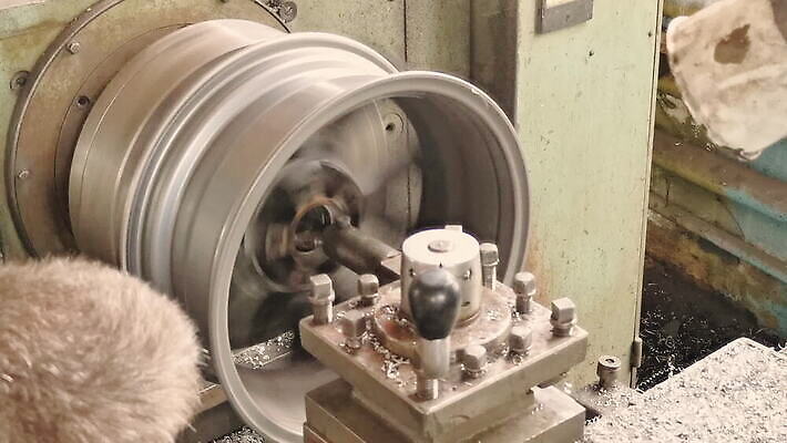 식물 직업 산업 공장 노동자 한명 상점 금속 장비 과학기술 도구 스패너 반지 업무 바퀴 센터 가장자리 제조 상품 균형 자르기 회전 타이어 되감기 방법 철강 MOV 해외동영상 클립영상 1 장신구 공업 모션 재질 기술 사람 공구 작업 둘레 동영상 파일형식