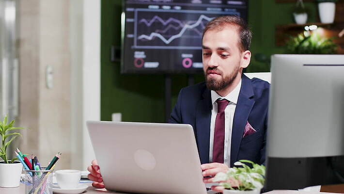 백인 직업 응시 남자 인터넷 회사 비즈니스 사업가 통신 성공 회의 모바일 노동자 직장 대화 미소 사람 정장 금융 스마트폰 핸드폰 컴퓨터 사무실 카메라 스크린 업무 비즈니스맨 연결 토론 스마트 부름 온라인 동영상 경영 채팅 4K MOV 해외동영상 클립영상 서양인 시선 옷 컨셉 모션 표정 말하기 경제 전자제품 스마트기기 작업 직장인 파일형식