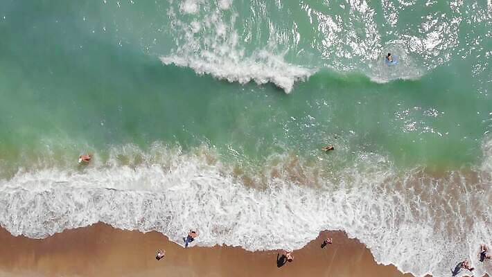 나무 모래 파도 바다 섬 여행 우산 모션 자연 조류 사람 사람없음 야외 물 여름 파란색 관광지 하이앵글 햇빛 갈색 점프 검은색 수영 거품 폭포 전원 뜨거움 정상 상쾌 각도 동영상 드론 우크라이나 터키석 오데사 4K MP4 해외동영상 클립영상 자연요소 식물 동물 계절 감정 유럽 뷰포인트 컬러 태양 수상스포츠 전기에너지 보석 생태계 파일형식