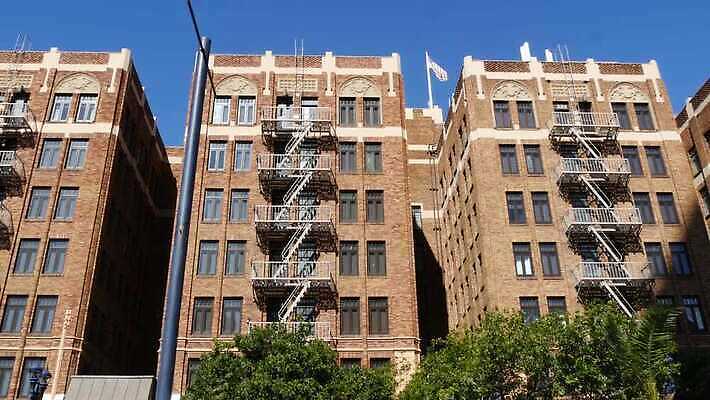전통 상징 건축양식 사다리 창문 부동산 벽돌 아파트 주택 건설업 안전 사람없음 야외 건물 계단 고층빌딩 미국 도시 역사 구출 재산 클래식 뉴욕 캘리포니아 구식 구역 대피 산티아고 철강 방식 4K MP4 해외동영상 클립영상 건축물 건축 산업 컨셉 북아메리카 빌딩 금융 도구 도움 동영상 파일형식