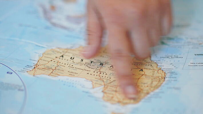 모양 손 선 컬러 여행 지도 사람 사람없음 그래픽 파란색 컬러풀 세계 플랫 호주 땅 대륙 심플 윤곽 지역 포인트 동영상 명령 고립 공화국 오리엔테이션 전국 지도책 지리 국경 4K MOV 해외동영상 클립영상 나라 신체부위 책 금융 오세아니아 파일형식