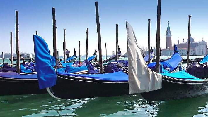 전통 유럽 바다 섬 여행 건축양식 교통시설 휴가 사람없음 건물 물 성당 교회 여행객 이탈리아 낭만 도시 보트 역사 곤돌라 지중해 운하 베네치아 석호 랜드마크 바실리카 옛날 MOV 해외동영상 클립영상 자연요소 건축물 건축 나라 교통 컨셉 배_교통 종교건축 사람 시설 동영상 파일형식