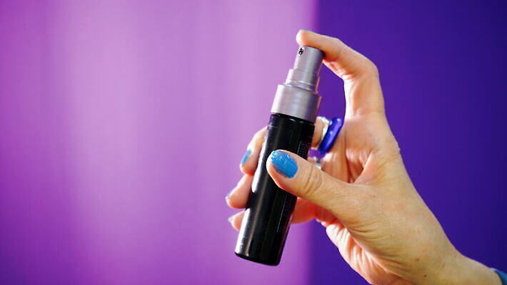 손 손가락 사람없음 물 빛 뷰티 보라색 검은색 화장품 젖음 물방울 잡기 액체 오염 닫기 떨어짐 컨테이너 향수 스프레이 분무기 튜브 데오드란트 스타일링 스프링쿨러 압축 화학물질 4K MOV 해외동영상 클립영상 자연요소 산업 컬러 컨셉 모션 신체부위 화학 동영상 파일형식