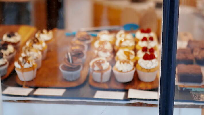 디자인 음식 백그라운드 창문 디저트 영국 잉글랜드 사탕 사람없음 장식 파란색 세트 컬러풀 갈색 노란색 쿠키 케이크 초콜릿 얼음 빵집 소용돌이 흰색 대접 달콤 맛 설탕 컵케이크 굽기 먹기 크림 런던 산딸기 머핀 토핑 바닐라 반투명 브라우니 페스츄리 해로움 핸드메이드 프로스팅 맛있는 버터크림 4K MOV 해외동영상 클립영상 자연요소 유럽 빵 컬러 컨셉 과일 모션 상점 회오리 구이 제빵 동영상 파일형식