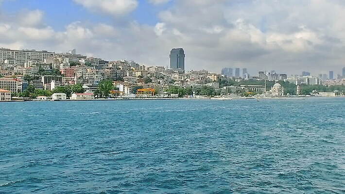 외관 유럽 아시아 바다 여행 비즈니스 건축양식 하늘 아파트 주택 이스탄불 파노라마 풍경 사람없음 건물 파란색 도시풍경 사무실 탑 고층빌딩 블록 궁전 도시 센터 도심 큼 모스크 스카이라인 칠면조 랜드마크 보스포루스 사파이어 MOV 튀르키예 해외동영상 클립영상 건축물 건축 나라 컬러 고건축 조류 촬영기법 빌딩 크기 이슬람교 동영상 파일형식