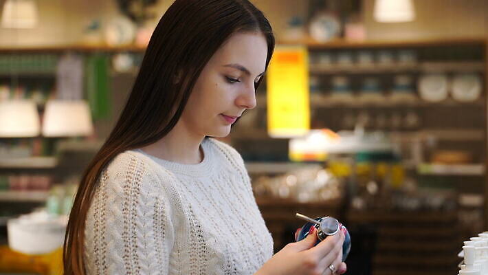 백인 라이프스타일 잡화 여자 행복 엄마 선반 한명 성인 쇼핑 바구니 상점 시장 구매 고객 통로 상업 비누 샴푸 소매 슈퍼마켓 쇼퍼홀릭 화학물질 4K MOV 해외동영상 클립영상 서양인 1 감정 가구 가족 사람 생활 위생용품 화학 동영상 파일형식