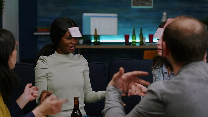 라이프스타일 행복 거실 모션 놀이 협력 주택 맥주 함께함 대화 미소 웃음 사람 사람없음 친구 소파 우정 기쁨 모임 마시기 게임 그룹 저녁 주말 다인종 다민족 어려움 이마 흥미 사교적 4K MOV 해외동영상 클립영상 감정 컨셉 의자 관계 주류 표정 말하기 인종 건물 생활 밤 야간 동영상 파일형식