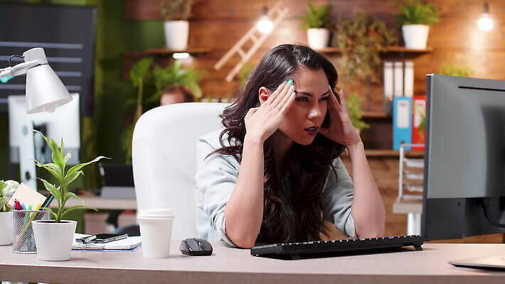 백인 직업 여자 비즈니스 노동자 스트레스 직장 건강 피곤 사람 앉기 성인 노트북 컴퓨터 사무실 머리 고통 터치 슬픔 업무 비즈니스우먼 좌절 종업원 책상 바쁨 두통 업무과다 문제 긴장 우울증 적자 편두통 4K MOV 해외동영상 클립영상 서양인 감정 가구 컨셉 회사 모션 신체부위 전자제품 작업 직장인 질병 동영상 파일형식