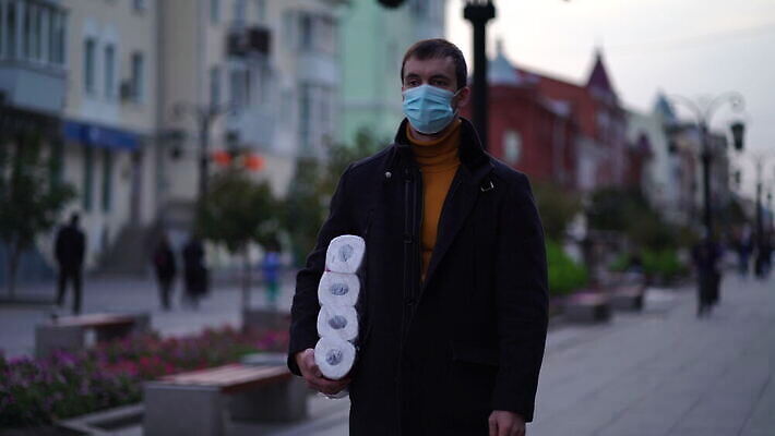 유럽 종이 건강 가면 한명 사람 쇼핑 약 판매 건강관리 이탈리아 고통 도시 조직 스페인 바이러스 보호 구매 질병 무서움 두통 공포 돌봄 위생관리 전염병 코로나바이러스 사회적거리두기 비어있는 4K 락다운 MOV 해외동영상 클립영상 1 감정 나라 캠페인 컨셉 의학 모션 관리 동영상 파일형식