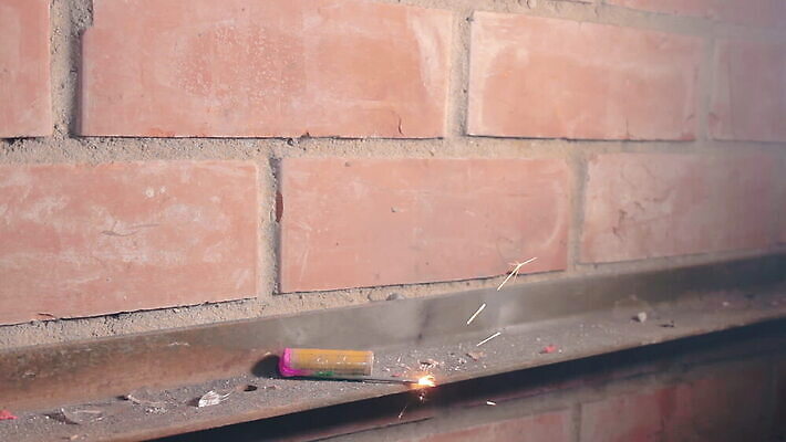 손 크리스마스 오렌지 불 불꽃 벽돌 새해 폭죽 불꽃놀이 사람없음 빛 크래커 힘 소리 뜨거움 균열 연기 폭발 12월 폭발물 폭탄 가루 시끄러움 라이터 파열 다이너마이트 심지 점화 화상 MOV 해외동영상 클립영상 자연요소 기념일 무기 과일 모션 놀이 신체부위 쿠키 날짜 상처 동영상 파일형식