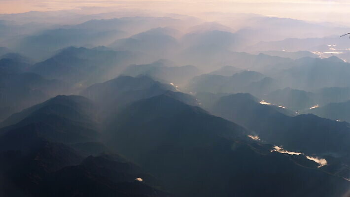여행 창문 교통시설 하늘 날씨 산 비행기 안테나 미술 사람없음 강 중국 안개 분위기 항공 제트기 엔진 대패 로키산맥 수평선 4K MOV 해외동영상 클립영상 아시아 교통 컨셉 통신 항공교통 문화예술 대중교통 시설 동영상 파일형식