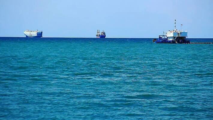 산업 바다 비즈니스 건축양식 교통시설 하늘 사람없음 물 파란색 항구 화물 도시 보트 컨테이너 기중기 함선 포트 MOV 해외동영상 클립영상 자연요소 건축 컬러 교통 배_교통 운송업 중장비 시설 동영상 파일형식