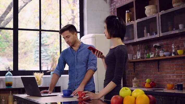 라이프스타일 커플 여자 남자 인터넷 비즈니스 가족 관계 아침 아파트 주택 실내 대화 사람 20대 내부 두명 30대 노트북 스마트폰 핸드폰 컴퓨터 주방 스크린 마시기 업무 작업 비즈니스맨 비즈니스우먼 종업원 바쁨 창업 채팅 4G 4K MOV 해외동영상 클립영상 주간 직업 모션 IT 말하기 청년 건물 생활 장년 전자제품 스마트기기 직장인 자영업 동영상 파일형식