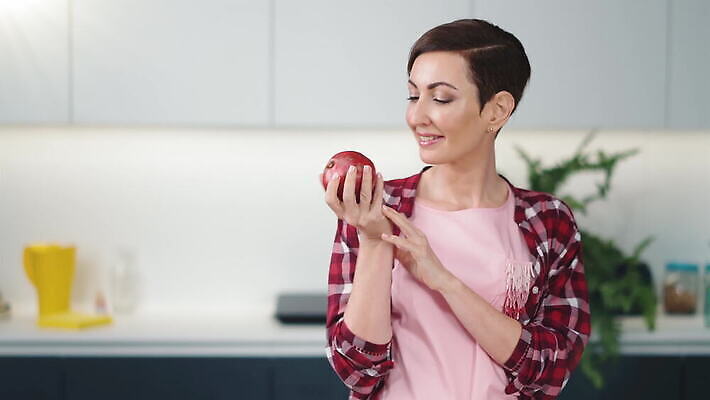 백인 라이프스타일 응시 여자 어린이 컨셉 채소 가족 엄마 주택 함께함 건강 사랑 요리 한명 미소 사람 성인 주방 요리사 식사 저녁식사 앞치마 샐러드 신선 칼 맛 사과 자르기 먹기 준비 레시피 비타민 점심식사 비건 4K MOV 해외동영상 클립영상 서양인 직업 1 시선 감정 음식 과일 관계 모션 표정 건물 생활 동영상 영양소 채식주의자 파일형식