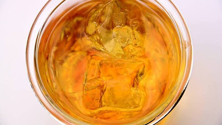 라이프스타일 문화 음료 백그라운드 모션 유리 사람없음 얼음 추위 마시기 흰색 알코올 칵테일 바 투명 닫기 정상 가득함 큐브 회전 각도 암초 항공촬영 버번 브랜디 위스키 카피스페이스 4K MP4 해외동영상 슬로모션 클립영상 자연요소 뷰포인트 컬러 재질 주류 촬영기법 생활 공백 동영상 파일형식