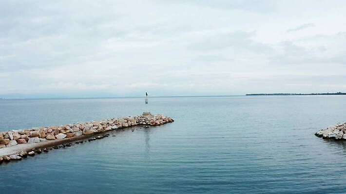바다 여행 낚시 안테나 풍경 사람없음 물 파란색 컬러풀 항구 산책로 만 보트 역사 재산 숲 땅 지중해 그림 포트 타운 동쪽 나루 드론 옛날 4K MOV 해외동영상 클립영상 자연요소 길 컬러 배_교통 통신 교통시설 레저 금융 도시 방향 동영상 파일형식