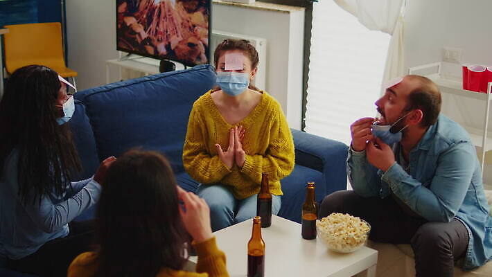행복 거실 맥주 대화 가면 마스크 웃음 사람없음 친구 소파 글로벌 파티 검은색 우정 펼침 기쁨 마시기 시간 그룹 바이러스 보호 예방 번짐 팝콘 다인종 섞기 소셜 어려움 이마 코로나바이러스 사교적 뉴노멀 4K MOV 해외동영상 클립영상 감정 컬러 컨셉 의자 관계 모션 주류 표정 말하기 인종 이벤트 경제 동영상 파일형식 효과
