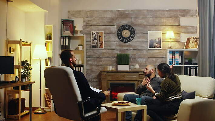 백인 직업 커플 여자 남자 지도 가족 관계 결혼식 남편 스트레스 대화 사람 앉기 성인 소파 사무실 외침 모임 분노 아내 충돌 상담 싸움 문제 곤란 정신과의사 치료사 헬프 심리치료 4K MOV 해외동영상 클립영상 서양인 감정 결혼 의자 비즈니스 모션 말하기 치료 소리 의사 도움 동영상 심리 파일형식