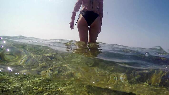 모델 라이프스타일 여자 행복 바다 여행 자연 휴가 휴식 바닥 사람없음 야외 물 비키니 햇빛 뷰티 유행 산책 트래킹 자유 신선 우아함 날씬함 섹슈얼리티 이국적 스타일 4K MP4 해외동영상 클립영상 자연요소 수영복 감정 컨셉 레저 사람 생활 태양 몸매 생태계 동영상 파일형식