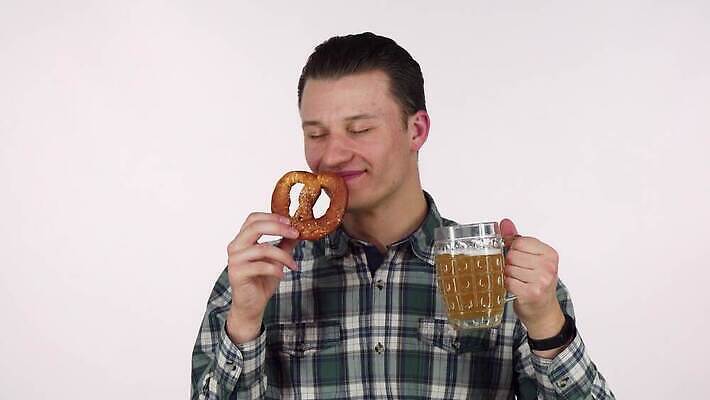 라이프스타일 행복 음료 음식 휴가 맥주 독일 통 한명 미소 유행 축제 머그컵 마시기 축하 알코올 바 액체 맛 갈증 웨이터 배고픔 직원 냄새 주말 10월 알코올중독 스카우트 양조 양조장 옥토버페스트 바이에른 브레첼 힙스터 맛있는 4K MOV 해외동영상 클립영상 직업 1 패션 감정 유럽 컨셉 모션 디저트 주류 표정 사람 생활 컵 날짜 동영상 중독 파일형식