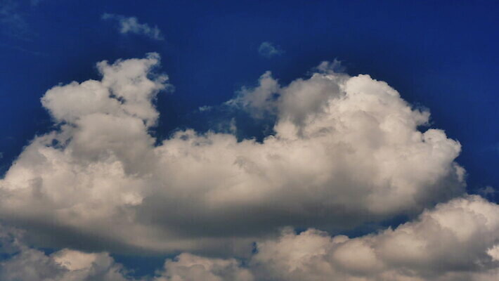 구름 컬러 백그라운드 자연 하늘 날씨 풍경 사람없음 야외 가로 여름 파란색 빛 햇빛 태양 우주 환경 흰색 전원 분위기 장면 천국 솜털 스카이라인 내추럴 오존 적란운 천창 유일 타임랩스 MOV 해외동영상 클립영상 자연요소 계절 컨셉 촬영기법 전기에너지 생태계 동영상 파일형식 구름_자연