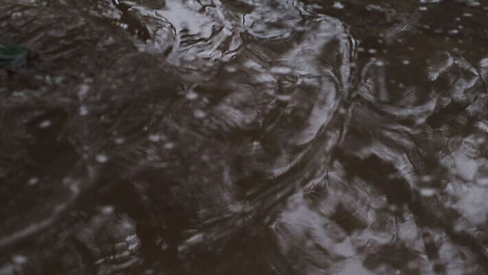 주간 라이프스타일 계절 어린이 신발 오렌지 모션 놀이 날씨 거리 부츠 서기 사람 성인 사람없음 야외 물 컬러풀 반사 걷기 젖음 떨어짐 보호 아스팔트 묘사 웅덩이 고무 느림 단계 방수 양발 스타일 안락 4K MOV 해외동영상 클립영상 자연요소 도로 컬러 컨셉 과일 생활 동영상 파일형식