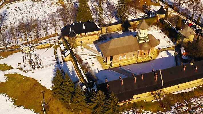 전통 외관 유럽 기독교 종교 문화 벽 여행 건축양식 안테나 미술 사람없음 건물 교회 탑 페인트 사찰 성 중세 역사 재산 성자 승려 심볼 벽화 박물관 신성 수도원 루마니아 천연기념물 드론 랜드마크 신앙심 옛날 4K MP4 해외동영상 클립영상 건축물 건축 나라 통신 종교건축 문화예술 금융 성직자 그림 동영상 파일형식