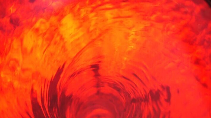 디자인 패턴 추상 불꽃 따뜻함 나선형 경사 사람없음 빨간색 물 빛 반짝임 소용돌이 회오리 투명 액체 닫기 크리스탈 명상 역동적 화재 회전 루비 리듬 무한 지옥 최면 4K 유체 MP4 해외동영상 클립영상 자연요소 컬러 컨셉 무늬 모션 불 광석 보석 사건 동영상 파일형식