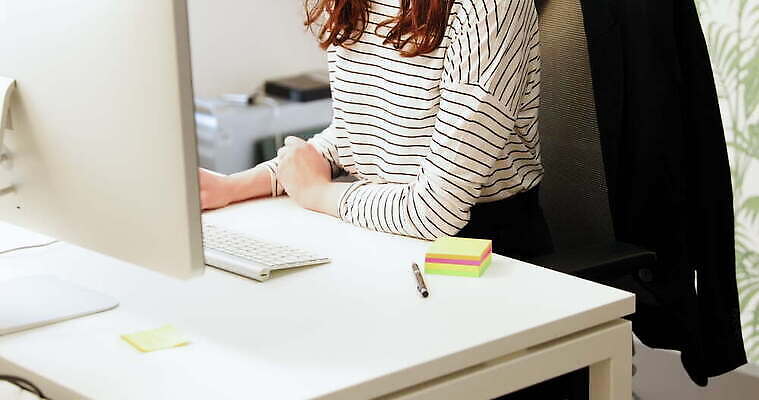 백인 긴머리 비즈니스 영국 갈색머리 실내 한명 미소 웃음 컴퓨터 사무실 타이핑 작업 비즈니스우먼 책상 런던 바쁨 성인여자한명만 4K 틸트업 MOV 해외동영상 클립영상 서양인 1 헤어스타일 여자 유럽 가구 촬영기법 표정 사람 내부 전자제품 직장인 동영상 여자한명만 성인여자만 파일형식