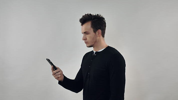 백인 남자 감정 백그라운드 통신 모바일 세포 대화 협상 한명 사람 20대 성인 30대 스마트폰 핸드폰 분노 짜증 잡기 부름 나쁜 부정적 비명 힙스터 셀룰러 밀레니얼 4K MOV 해외동영상 클립영상 서양인 1 패션 비즈니스 모션 말하기 청년 장년 경제 전자제품 스마트기기 동영상 파일형식