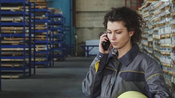 직업 여자 산업 유니폼 회사 비즈니스 포장 통신 공장 노동자 선반 함께함 두명 화물 작업 작업실 기술자 배달원 제조 주식 종업원 창고 동료 수납 짐싸기 경영 분배 조작 공급 4K MOV 해외동영상 클립영상 옷 가구 컨셉 공업 관계 사람 금융 운송업 동영상 파일형식