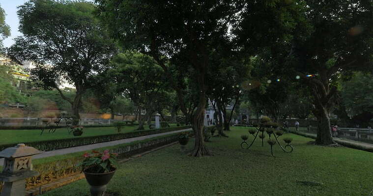 나무 아시아 여행 사람 잔디 사람없음 초록색 여름 햇빛 태양 정원 일몰 사찰 저녁 베트남 문학 랜드마크 안뜰 패닝샷 4K MOV 해외동영상 클립영상 자연요소 식물 계절 나라 컬러 종교건축 촬영기법 노을 동남아시아 야간 동영상 파일형식