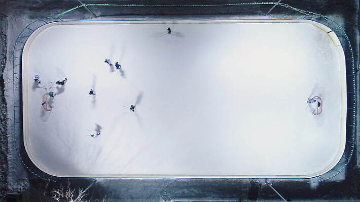 스포츠 겨울 안테나 건강 사람 경기 사람없음 야외 세로 얼음 경쟁 추위 게임 저녁 하키 빛망울 항공촬영 조감도 퍽 플레이어 4K 설정숏 MOV 해외동영상 클립영상 자연요소 계절 뷰포인트 컨셉 통신 놀이 촬영기법 빛 구기 야간 동영상 하키용품 파일형식