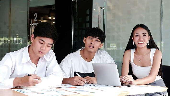 학생 교육 운동화 지도 비즈니스 협력 노동자 직장 함께함 설명 사람 세명 노트북 학습 컴퓨터 사무실 교사 도움 비즈니스우먼 가르침 감독 종업원 동료 직원 R 경영 인턴 인턴쉽 조언 지원 헬프 연습생 멘토링 4K MOV 해외동영상 클립영상 직업 알파벳 여자 신발 컨셉 회사 관계 모션 전자제품 직장인 연습 동영상 파일형식