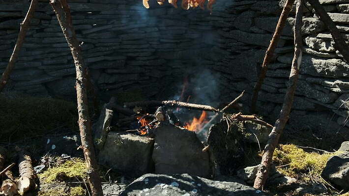 음식 조각 부분 불꽃 매달리기 북유럽 스웨덴 육류 사람없음 야외 뜨거움 막대기 연기 모닥불 준비 일렬 베이컨 스칸디나비아 치유 4K 틸트업 MOV 해외동영상 클립영상 유럽 식재료 모션 불 촬영기법 돼지고기 동영상 파일형식