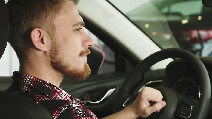 라이프스타일 웰빙 행복 산업 여행 비즈니스 교통시설 자동차 열쇠 세포 한명 성인 금융 판매 세일 운전 자신감 운전사 고급 선택 연결 가격 고객 서비스 소매 주인 보험 모터 대여 면허증 자동 소유 안락 4K MOV 해외동영상 클립영상 직업 1 감정 육상교통 교통 컨셉 모션 사람 생활 경제 시설 동영상 면허 증명서 파일형식