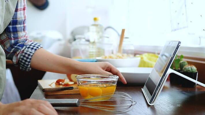 라이프스타일 손 여자 음식 재료 요리 한명 주방 계란 요리사 식사 앞치마 신선 사발 칼 아침식사 메뉴 준비 유기농 레시피 동영상 오믈렛 점심식사 4K MOV 해외동영상 클립영상 직업 1 웰빙 사람 생활 신체부위 알 사기그릇 계란요리 파일형식