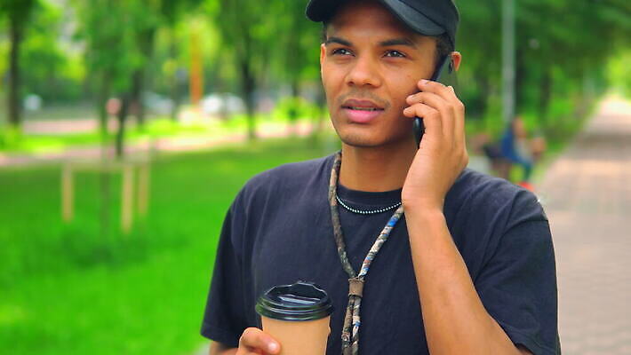 학생 라이프스타일 손 커피 자연 아침 한명 풍경 20대 야외 여름 스마트폰 유행 검은색 헤드폰 카페 분노 짜증 잡기 도시 온라인 점심식사 힙스터 4K MOV 해외동영상 클립영상 주간 1 계절 패션 감정 음료 컬러 음향기기 모션 사람 청년 생활 신체부위 핸드폰 스마트기기 상점 식사 생태계 동영상 파일형식