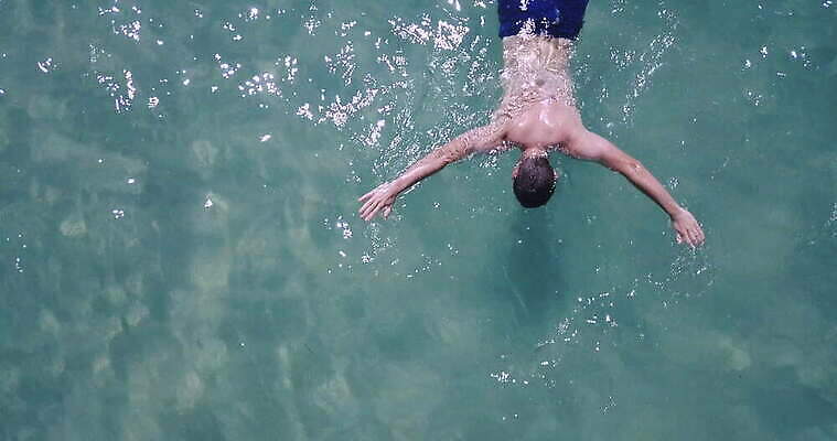 라이프스타일 남자 호수 모래 파도 바다 섬 여행 신체 자연 휴가 안테나 한명 해변 물 파란색 모래사장 태양 맑음 수영 죽음 만 뜨거움 투명 정상 난민 드론 바보 비극 이국적 터키석 파라다이스 이민 4K MOV 해외동영상 클립영상 자연요소 1 컬러 이동 통신 날씨 사람 생활 수상스포츠 보석 생태계 동영상 파일형식