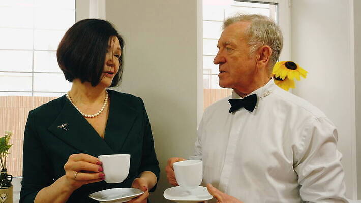 백인 커플 여자 노년 남자 유럽 음료 관계 나비넥타이 주택 함께함 실내 말하기 사랑 미소 정장 성인 두명 컵 머그컵 마시기 쌍 자신감 날짜 우아함 차 유혹 은퇴 리빙 옛날 노화 동정 4K MOV 해외동영상 클립영상 서양인 식기 옷 감정 나라 컨셉 모션 넥타이 표정 사람 내부 건물 동영상 파일형식