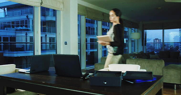 라이프스타일 긴머리 웰빙 여자 가구 거실 의자 창문 가정 휴식 잉글랜드 아파트 실내 한명 앉기 책 노트북 컴퓨터 소파 걷기 다이어리 새벽 잡기 작업 잡지 저녁 책상 런던 시티라이프 문제집 포니테일 4K 락다운 MOV 해외동영상 클립영상 자연요소 1 헤어스타일 생활용품 컨셉 모션 영국 주택 사람 내부 생활 간행물 전자제품 사무용품 야간 동영상 파일형식