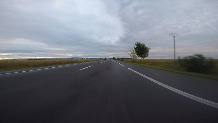 나무 구름 도로 선 여행 밭 교통시설 모션 자연 하늘 거리 항해 풍경 초원 사람없음 야외 파란색 빛 노란색 운전 자유 시골 고속도로 아스팔트 방향 속도 과속 루트 방법 수평선 비어있는 MP4 해외동영상 클립영상 자연요소 식물 길 컬러 교통 컨셉 농업 배_교통 시설 생태계 동영상 파일형식
