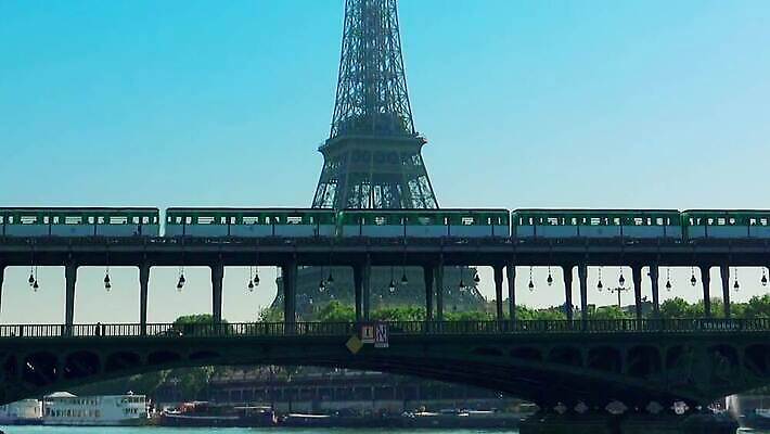 유럽 여행 비즈니스 건축양식 교통시설 하늘 미술 풍경 사람없음 건물 장식 물 강 도시풍경 탑 금속 기차 프랑스 도시 보트 역사 전철 에펠탑 그림 운하 지하 스카이라인 천연기념물 프랑스어 랜드마크 수도권 파리(프랑스) MP4 해외동영상 클립영상 자연요소 문자 건축물 건축 나라 육상교통 교통 배_교통 재질 문화예술 대중교통 시설 지역 파리 동영상 파일형식