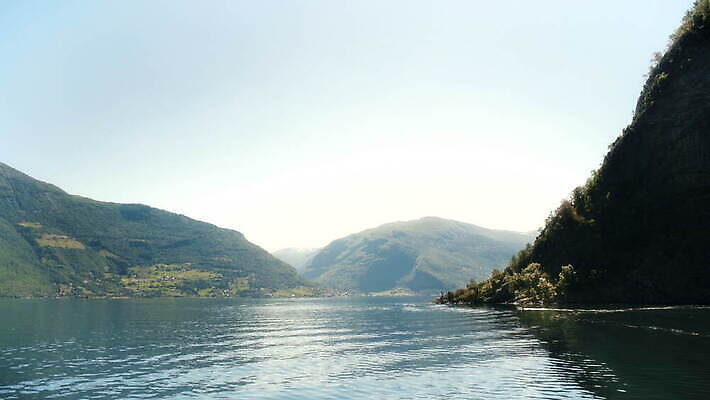 주간 나무 여행 자연 산 노르웨이 사람없음 파란색 강 계곡 펼침 보트 숲 언덕 북쪽 타이틀 스칸디나비아 피오르 4K MOV 해외동영상 클립영상 자연요소 식물 유럽 컬러 배_교통 모션 방향 생태계 지형 동영상 파일형식