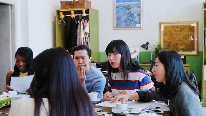 백인 학생 라이프스타일 여자 교육 남자 종이 커피 음료 가구 생각 청소년 탁자 무선통신 협력 함께함 실내 대화 앉기 동양인 20대 10대 캐주얼 세명 노트북 학습 컴퓨터 칠판 이탈리아 아프리카인 토론 집중 다인종 따뜻한음료 밀라노 지능 성인여자만 브레인스토밍 남유럽 4K MOV 해외동영상 클립영상 서양인 외국인 옷 유럽 생활용품 컨셉 통신 모션 말하기 사람 인종 청년 내부 생활 전자제품 동영상 여자만 성인만 파일형식