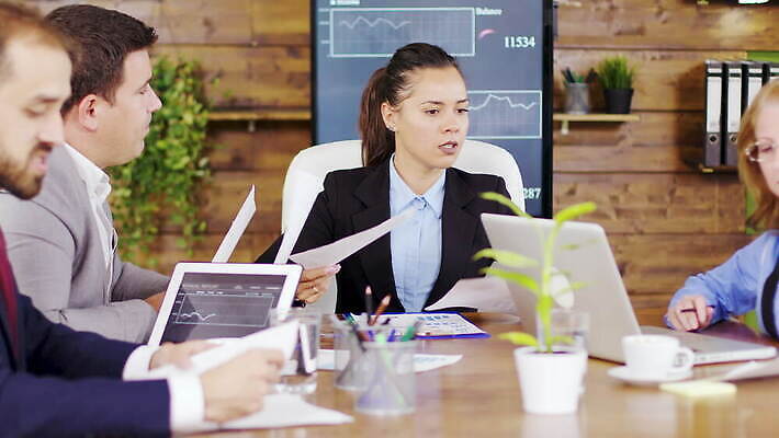 남자 회사 비즈니스 통신 탁자 성공 회의 대화 설명 사람 정장 여러명 금융 사무실 스크린 방 정보 업무 자신감 대표 토론 분석 동료 리더 투자 책임자 경영 마케팅 4K MOV 해외동영상 클립영상 옷 감정 가구 다수 컨셉 관계 모션 말하기 경제 작업 동영상 파일형식