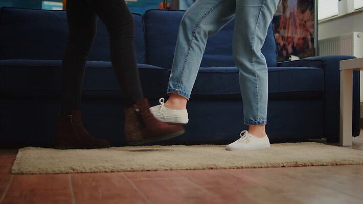 학생 여자 행복 컨셉 거실 휴식 아파트 주택 대화 가면 마스크 사람없음 친구 글로벌 파티 우정 펼침 기쁨 터치 축하 인사 생일 그룹 바이러스 보호 예방 번짐 주말 소셜 양발 코로나바이러스 사회적거리두기 사교적 뉴노멀 4K MOV 해외동영상 클립영상 기념일 감정 캠페인 관계 모션 말하기 사람 이벤트 건물 경제 예절 동영상 파일형식 효과