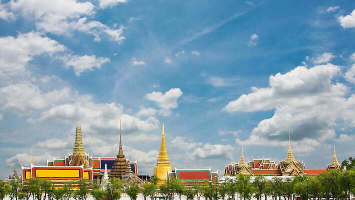 외관 아시아 종교 문화 컬러 여행 불교 건축양식 태국 하늘 휴가 사람없음 야외 건물 가로 파란색 빛 노란색 탑 궁전 사찰 영혼 역사 황금 오브젝트 싱글 방콕 동쪽 천연기념물 랜드마크 복잡 사리탑 이국적 전국 스타일 4K MOV 해외동영상 클립영상 건축물 건축 나라 컨셉 고건축 종교건축 방향 동영상 파일형식